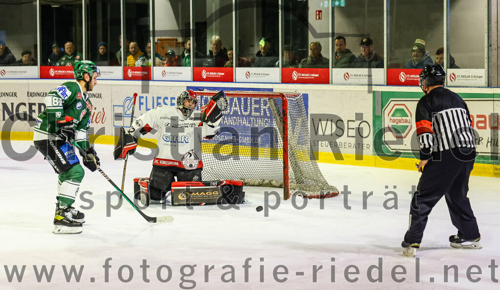 2023-11-12_142_TSV_Erding_gegen_EHC_Koenigsbrunn | Erding, Deutschland, 12.11.2023:
Eishockey, Bayernliga Vorrunde 2023 / 2024, 9. Spieltag, TSV Erding gegen EHC Königsbrunn, Endergebnis: 3:2

Maximilian Forster (Erding Gladiators, #81), Torwart Stefan Vajs (EHC Königsbrunn, #32)

Foto: Christian Riedel / fotografie-riedel.net