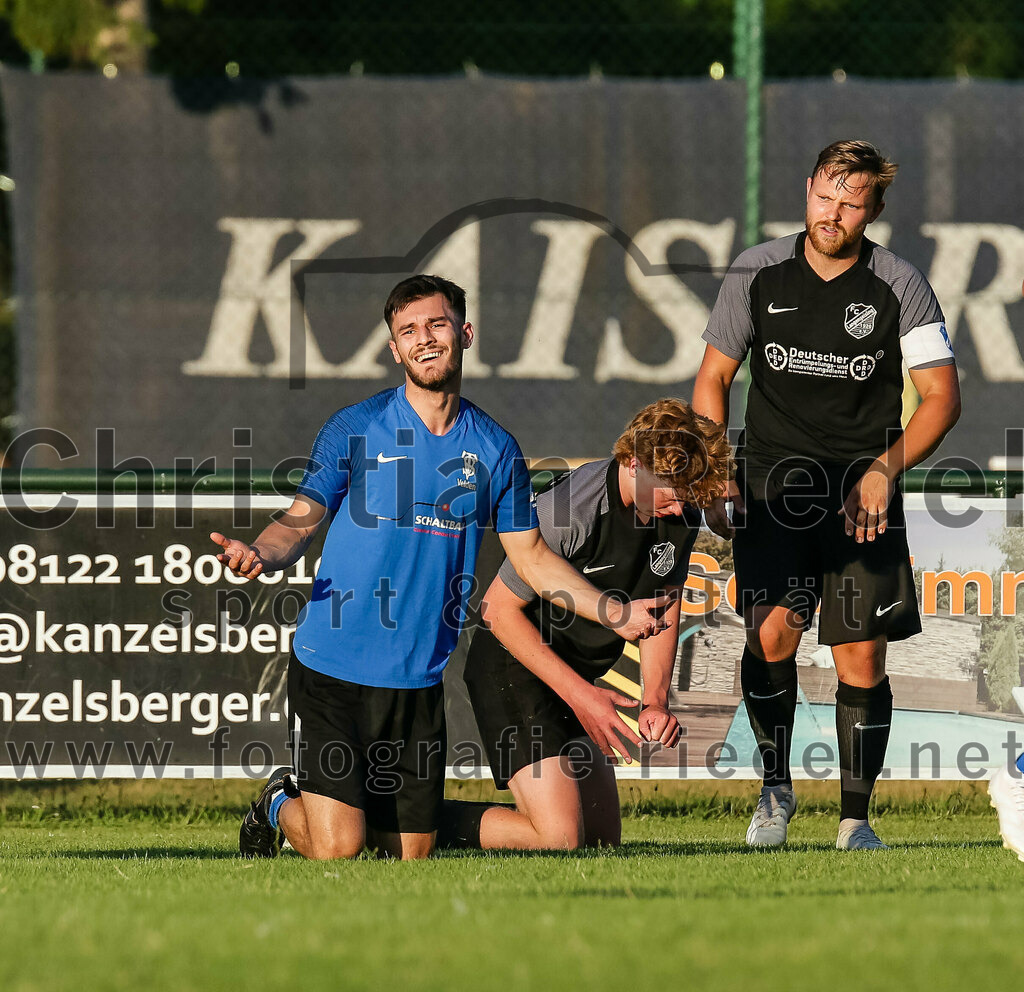 2023-07-14_092_FC_Langengeisling_gegen_FC_Velden-Eberspoint | Erding, Deutschland, 14.07.2023:
Fußball, Bezirksliga Oberbayern Ost 2023 / 2024, Testspiel, FC Langengeisling gegen FC Velden-Eberspoint, Endergebnis: 5:0

Denis Rexhepi (FC Velden-Eberspoint, #8), Hannes Dornauer (FC Langengeisling, #33)

Foto: Christian Riedel / fotografie-riedel.net