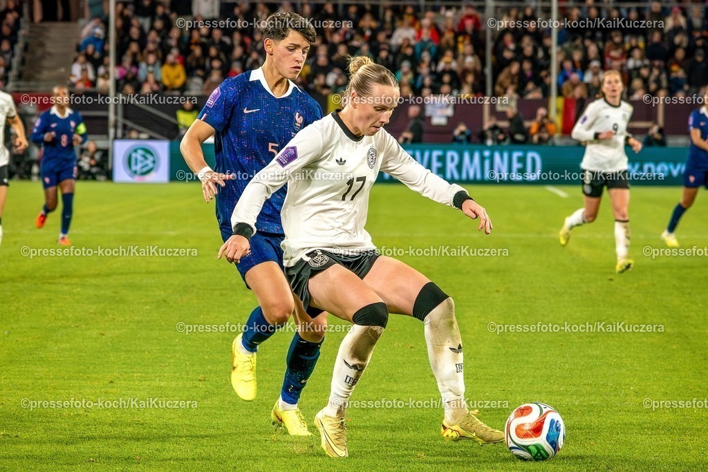 xKKUx24102501084 | 24.10.2025, xkkux, Fußball, UEFA Women s Nations League Halbfinale, Saison 2025/2026, Länderspiel Hinspiel in der MERKUR SPIEL-ARENA Düsseldorf, Franziska Kett (GER #17) im Zweikampf gegen  Elisa De Almeida (FRA #05) 