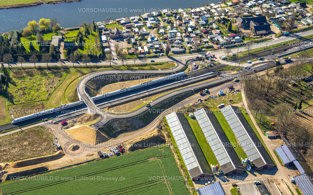 Rees240312138Haldern | Luftbild, Ausbau der Betuweroute und Betuwe-Linie Eisenbahnstrecke, Baustelle und Neubau einer geschwungenen Straßenbrücke Weseler Straße und Reeser Straße über die Bahnlinie, Campingplatz Schulte-Hagenhof, Gewerbegebiet Gebäude mit Solardach am Antonieweg, Haldern, Rees, Nordrhein-Westfalen, Deutschland