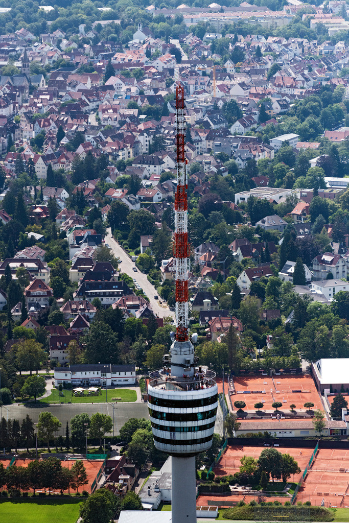 dr__0071740.jpg | STUTTGART 12.08.2021 Fernmeldeturm- Bauwerk und Fernsehturm an der Jahnstraße im Ortsteil Waldau in Stuttgart im Bundesland Baden-Württemberg, Deutschland. Weiterführende Informationen bei: DFMG Deutsche Funkturm GmbH. // Television Tower on Jahnstrasse in the district Waldau in Stuttgart in the state Baden-Wurttemberg, Germany. Further information at: DFMG Deutsche Funkturm GmbH. Foto: Daniel Reiter