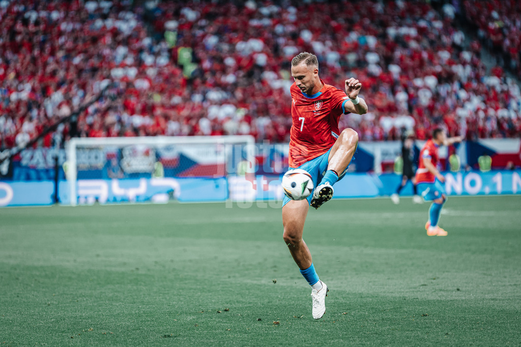 Fußball | Herren | UEFA-Fußball-Europameisterschaft 2024 | Gruppe F | Tschechien vs. Türkei | 26.06.2024 | Antonin Barak (#7, Tschechien) nimmt den Ball an