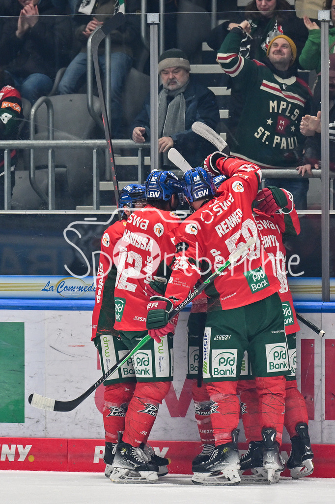 Augsburger Panther - Schwenninger Wild Wings | AUGSBURG, GERMANY - 02. JANUARY: Jubel der Panther nach dem Treffer zum 3-0 durch T. J. TREVELYAN (Augsburger Panther 24) / Tor / Torschuetze / Freude / Happy während dem Match zwischen den Augsburger Panthern und den Schwenninger Wild Wings am 35. Spieltag der Penny DEL im Curt Frenzel Stadion