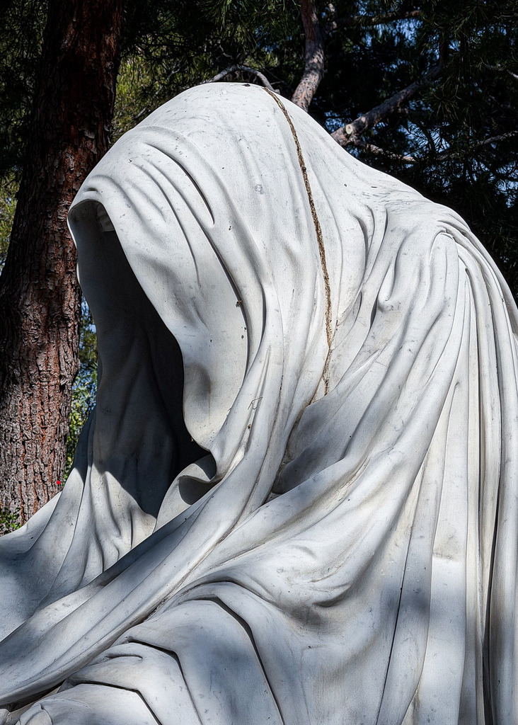 Der Mantel des Gewissens – Mystische Skulpturen-Fotokunst | Tiefgründige Eleganz und dramatischer Minimalismus. Diese ausdrucksstarke Schwarz-Weiß-Fotografie zeigt die berühmte, verschleierte Skulptur „Le Manteau de la Conscience“ in Monaco. Das faszinierende Spiel aus tiefen Schatten und den fließenden Steinstrukturen des Gewands verleiht diesem Werk eine kraftvolle, mystische Aura. Ein exklusives Highlight als großformatiger Fine Art Print, edles Alu-Dibond oder unter Acrylglas für moderne Wohnzimmer, stilvolle Schlafbereiche oder designorientierte Büros. - Realisiert mit Pictrs.com