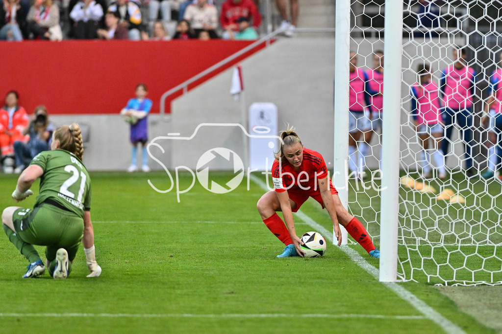 FC Bayern München Frauen - TSG 1899 Hoffenheim Frauen | Jubel nach dem 1-1 durch Gerogia STANWAY (FCB #31) per Handelfmeter / Google Pixel Frauen Bundesliga: FC Bayern München - TSG Hoffenheim, FC Bayern Campus am 23.09.2024