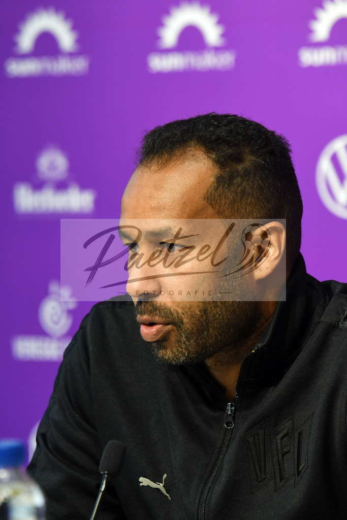 20200206_PKOSNA_0024 | Fußball, Herren: Trainer Daniel Thioune (VfL Osnabrueck) schaut waehrend der Pressekonferenz des VfL Osnabrueck im Stadion an der Bremer Bruecke am 06.02.2020 in Osnabrueck, Deutschland. - Realisiert mit Pictrs.com