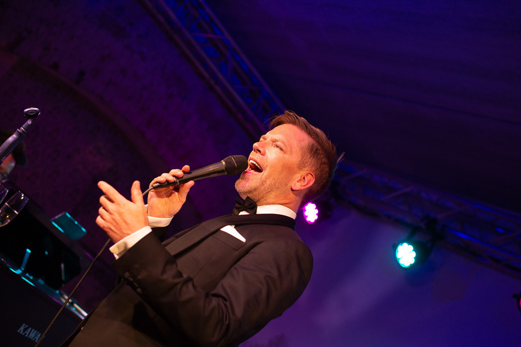 Tom Gaebel & His Trio | Tom Gaebel & His Trio im Forte Belvedere Leisnig zum Festival Hallo Leisnig 2022. - Realisiert mit Pictrs.com