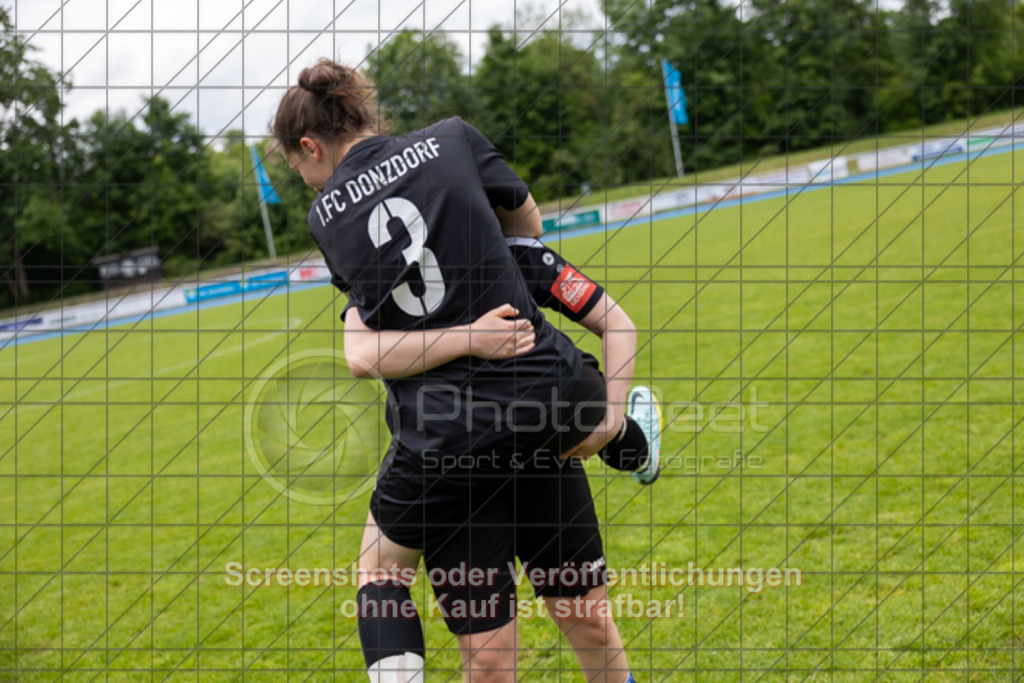 20250529_151035_1771 | #,  SGM Wendlingen-Ötlingen II (blau) vs. 1.FC Donzdorf II (schwarz), Fussball, Frauen-Bezirkspokal Finale Saison 2024/2025, Rasenplatz VfL Stadion Kirchheim, Jesinger Straße 105, 73230 Kirchheim, 29.05.2025 - 13:00 Uhr,Foto: PhotoPeet-Sportfotografie/Peter Harich