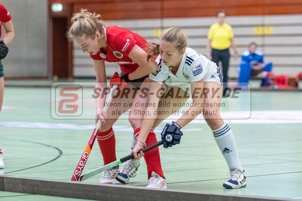 HK_20221126_101764 | 1. Bundesliga ( Halle ) Damen Crefelder HTC - Düsseldorfer HC am 27.11.2022 Crefelder HTC, Krefeld , Krings Lynn ( Crefelder HTC #19 ) , Sophia Schwabe ( Düsseldorfer HC #18 )