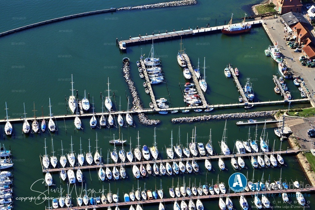 Luftbild Yachthafen Massholm - Die Infrastruktur im Hafen ist gut ausgebaut | Die Infrastruktur im Hafen ist gut ausgebaut, mit Strom- und Wasseranschluss, sanitären Einrichtungen, einem Grillplatz, Restaurants und einem Naturerlebniszentrum. Zudem ist der Hafen von der Deutschen Gesellschaft zur Rettung Schiffbrüchiger (DGzRS) als Schutzhafen genutzt, wobei dort auch das Seenotrettungsboot Wuppertal stationiert ist.