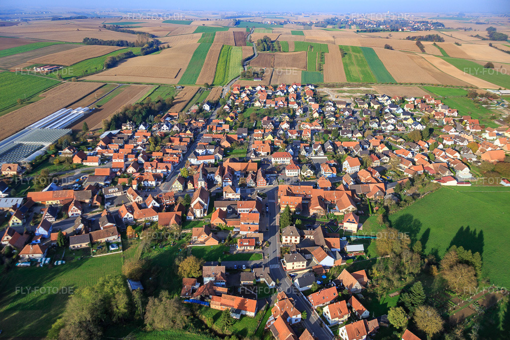 Luftbild: Rue de la Gare in Niederrœdern im Bundesland Bas-Rhin in Frankreich. – Foto: IMG_075674.jpg vom 01.11.2014 durch Werner Riehm/FLY-FOTO.de – Auflösung des Originals: 5472 x 3648 px