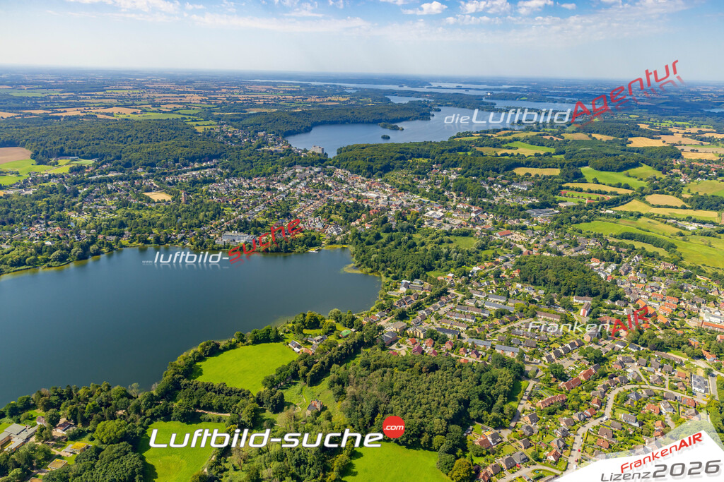 Stadt Malente von Oben- Die Luftaufnahme wurde 2025 vom UL-Flugzeug heraus erstellt ( keine Drohnenaufnahme ) - Hochauflösende Luftaufnahme - für Wandbilder und großformatige Ausdrucke geeignet. Das besondere Geschenk!Hier alle&nbsp;Infos zur Lizenzierung der LuftaufnahmeWir fliegen auch dieses Jahr wieder in Ihre Region um Luftbilder zu erstellen.- Luftbild anfragen
