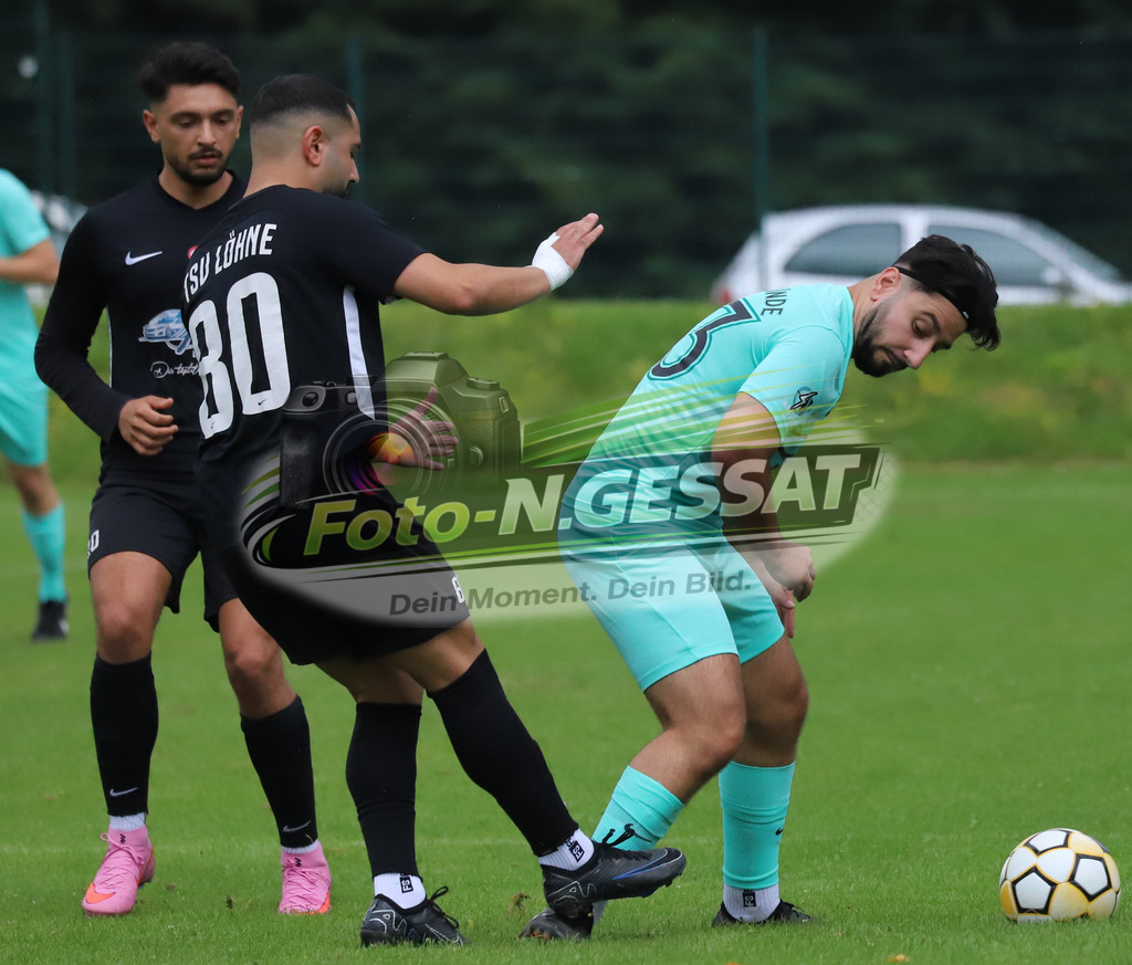 International Bünde - TSV Löhne | Auf dem Bild zu sehen: türkis International Bünde: Kerem Yildirim ; schwarz TSV Löhne: Emre NikbayInternational Bünde, TSV Löhne, Saison 25/26, Kreispokal, Muckum, Deutschland - Realisiert mit Pictrs.com