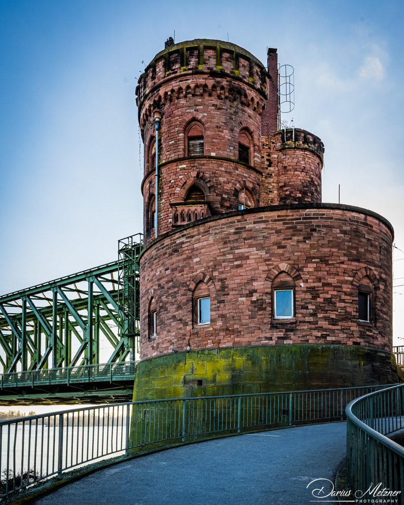 Brückenkopf der Eisenbahnbrücke in Mainz-Weisenau | Fotografien, Fotos und Bilder aus Mainz, Frankfurt, Wiesbaden und anderen Orten auf der Welt - Fotografiert von Darius Metzner