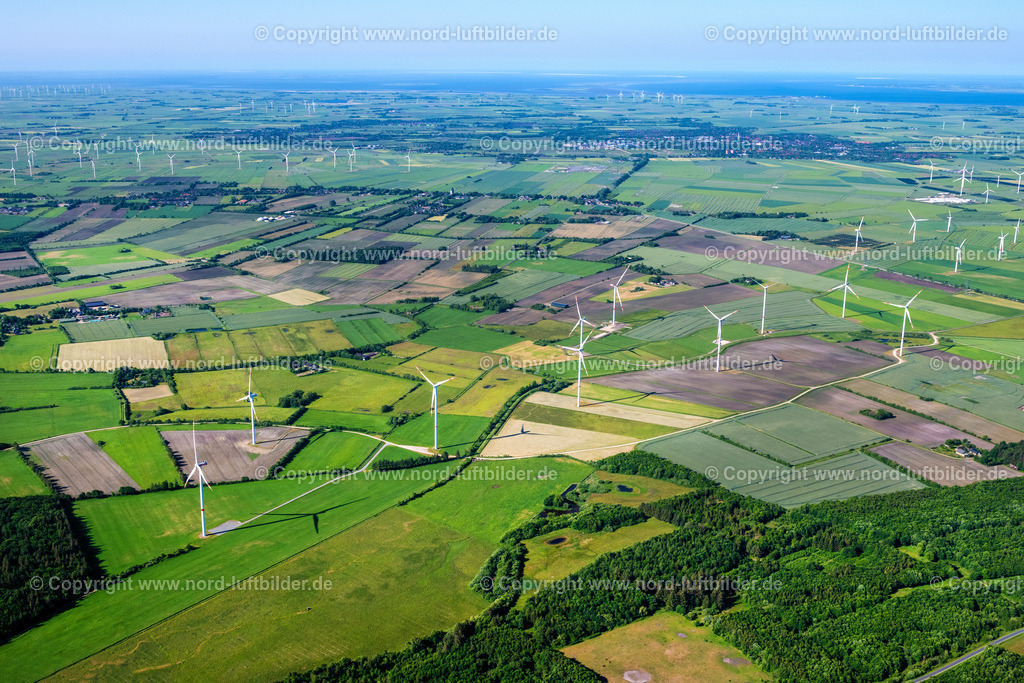 Lexgaard_ELS_7813100623 | LEXGAARD 10.06.2023 Landwirtschaftliche Nutzflächen und Feldgrenzen umsäumen das Siedlungsgebiet des Dorfes in Lexgaard im Bundesland Schleswig-Holstein, Deutschland. // Agricultural land and field boundaries surround the settlement area of the village in Lexgaard in the state Schleswig-Holstein, Germany. Foto: Martin Elsen