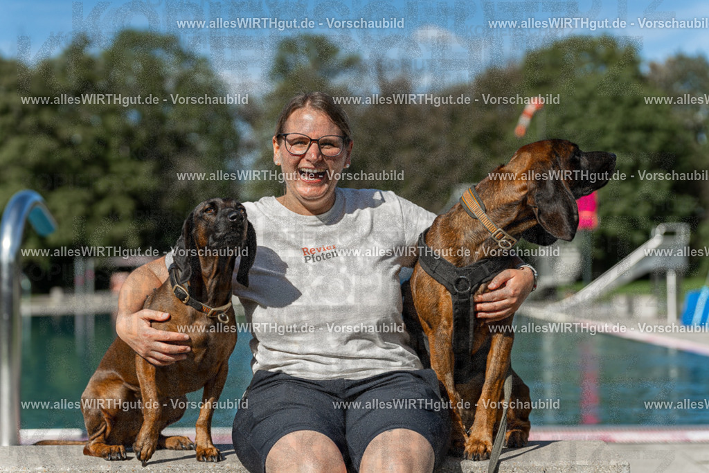 Hundeschwimmen_Volksbad_2026-allesWIRTHgut_Tierfotografie-2609061601-7R502049 | Professionelle Tierfotografie in Mönchengladbach von Daniel Wirth (allesWIRTHgut). Liebevolle & natürliche Bilder von Hunden & Katzen für unvergessliche Erinnerungen.