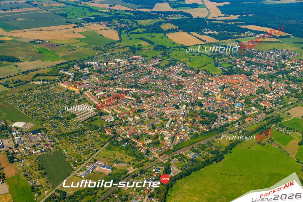 Luftbild der Stadt Osterburg - Das Luftbild wurde 2025 vom UL-Flugzeug heraus erstellt ( keine Drohnenaufnahme ) - Hochauflösende Luftaufnahme - für Wandbilder und großformatige Ausdrucke geeignet. Das besondere Geschenk!Hier alle&nbsp;Infos zur Lizenzierung der LuftaufnahmeWir fliegen auch dieses Jahr wieder in Ihre Region um Luftbilder zu erstellen.- Luftbild anfragen