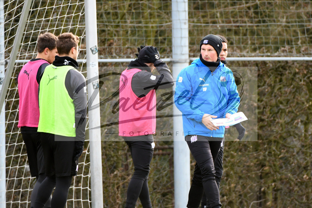 20200221_TRAOSN_0047 | Fussball, Herren: Co-Trainer Merlin Polzin (VfL Osnabrueck) schaut waehrend der Trainingseinheit des VfL Osnabrueck im Sportpark Illoshoehe am 21.02.2020 in Osnabrueck, Deutschland. - Realisiert mit Pictrs.com