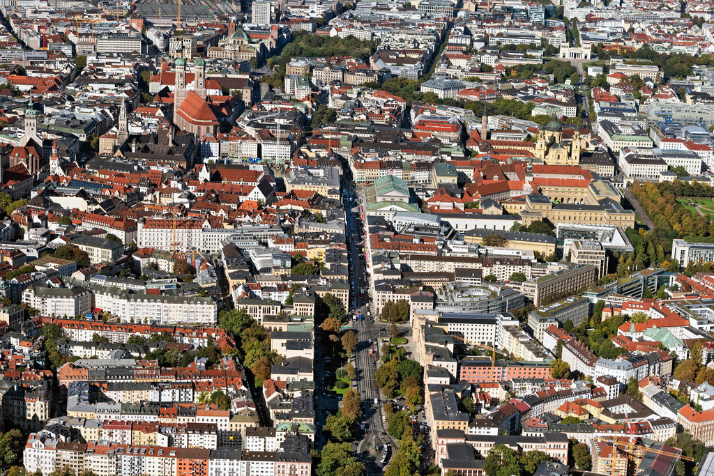 dr__0054075.jpg | MüNCHEN 07.10.2024 Verlauf der Straßenführung an der Maximilianstraße in München im Bundesland Bayern, Deutschland. // Street - road guidance on street Maximilianstrasse in Munich in the state Bavaria, Germany. Foto: Daniel Reiter