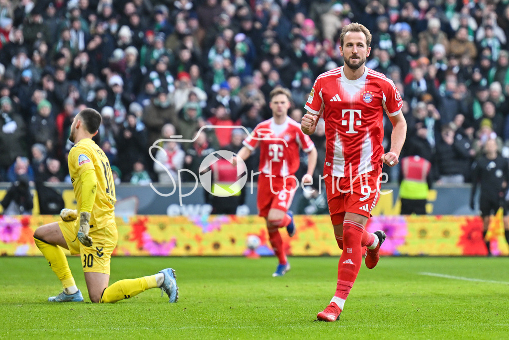 SV Werder Bremen - FC Bayern München | BREMEN, GERMANY - 14. FEBRUARY: Jubel der Bayern nach dem Treffer zum 0-1 durch Harry KANE (FC Bayern Munich 9) / Foulelfmeter / Tor / Torschuetze / Freude / Happy während dem Bundesligamatch zwischen dem SV Werder Bremen und dem FC Bayern München am 22. Spieltag im Weserstadion / DFL REGULATIONS PROHIBIT ANY USE OF PHOTOGRAPHS AS IMAGE SEQUENCES AND/OR QUASI-VIDEO