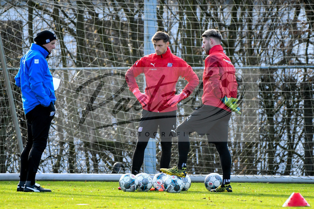 20200215_TRAOSN_0002 | Fussball, Herren: Torwart-Trainer Rolf Meyer (VfL Osnabrueck), Torhueter Nils Koerber (VfL Osnabrueck) und Torhueter Philipp Kuehn (VfL Osnabrueck) schauen waehrend der Trainingseinheit des VfL Osnabrueck im Sportpark Illoshoehe am 15.02.2020 in Osnabrueck, Deutschland. - Realisiert mit Pictrs.com