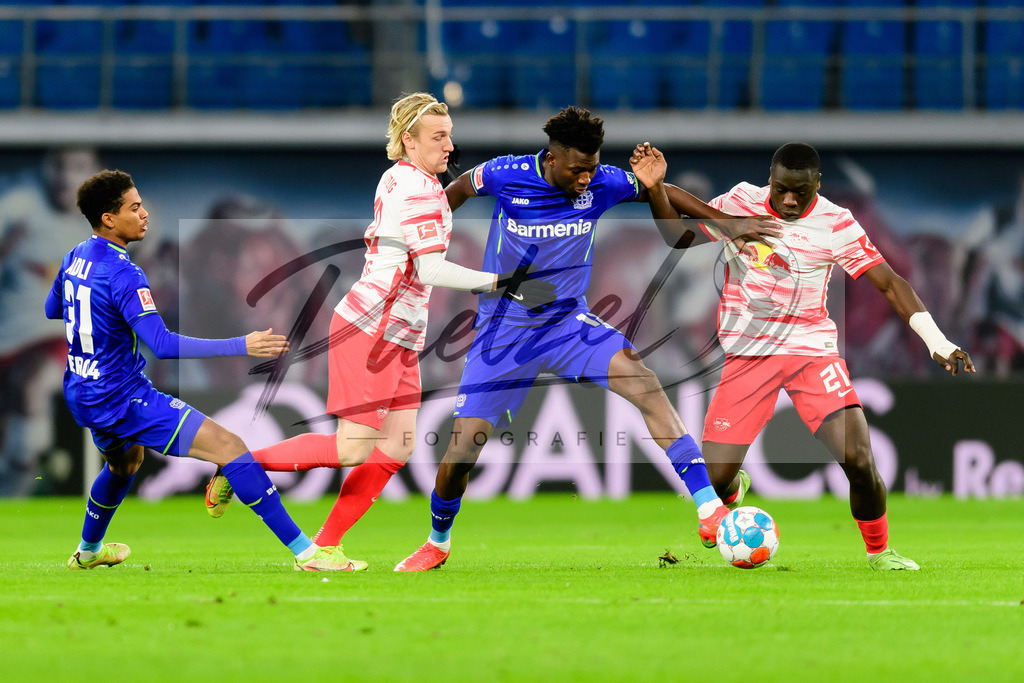 RBLLEV20211128_183 | Fussball, Herren: Amine Adil (Bayer 04 Leverkusen), Emil Forsberg (RB Leipzig), Edmond Tapsoba (Bayer 04 Leverkusen) und Brian Brobbey (RB Leipzig) im Zweikampf bei dem Spiel der 1. Bundesliga zwischen RB Leipzig und Bayer 04 Leverkusen in der Red Bull Arena am 28.11.2021 in Leipzig, Deutschland.DFB / DFL REGULATIONS PROHIBIT ANY USE OF PHOTOGRAPHS AS IMAGE SEQUENCES AND/OR QUASI-VIDEO. - Realisiert mit Pictrs.com