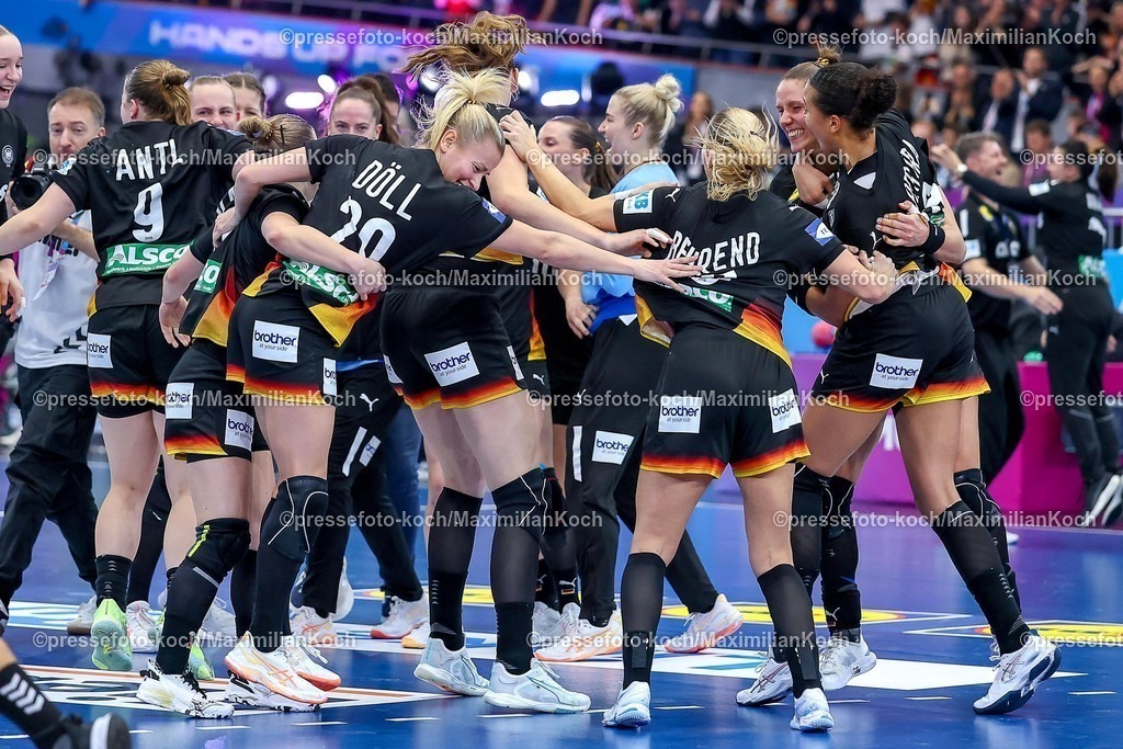 IHF09122502116 | 09.12.2025, Handball WM Frauen, Viertelfinale, Deutschland - Brasilien, 27th IHF Women's Handball World Championship, Westfalenhalle Dortmund: Freude nach dem Sieg und dem EInzug ins Halbfinale. Die Mannschaft feiert den Sieg unter Freudentränen zusammen auf dem Spielfeld und liegt sich glücklich in den Armen. Mannschaftskreis tanzend
