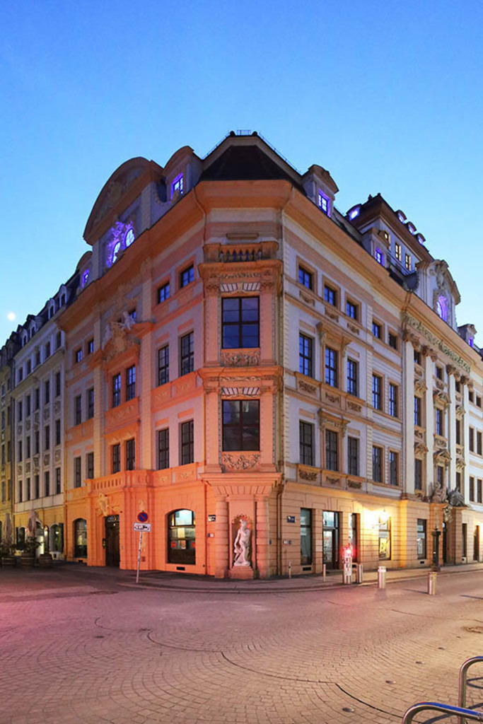 Bildlexikon Leipzig - Romanushaus bei Nacht | Das Team hinter BILDLEXIKON LEIPZIG bündelt historische wie aktuelle Informationen über die Stadt Leipzig in Text und Bild auf einer Plattform und stellt diese der interessierten Öffentlichkeit zur Verfügung.
