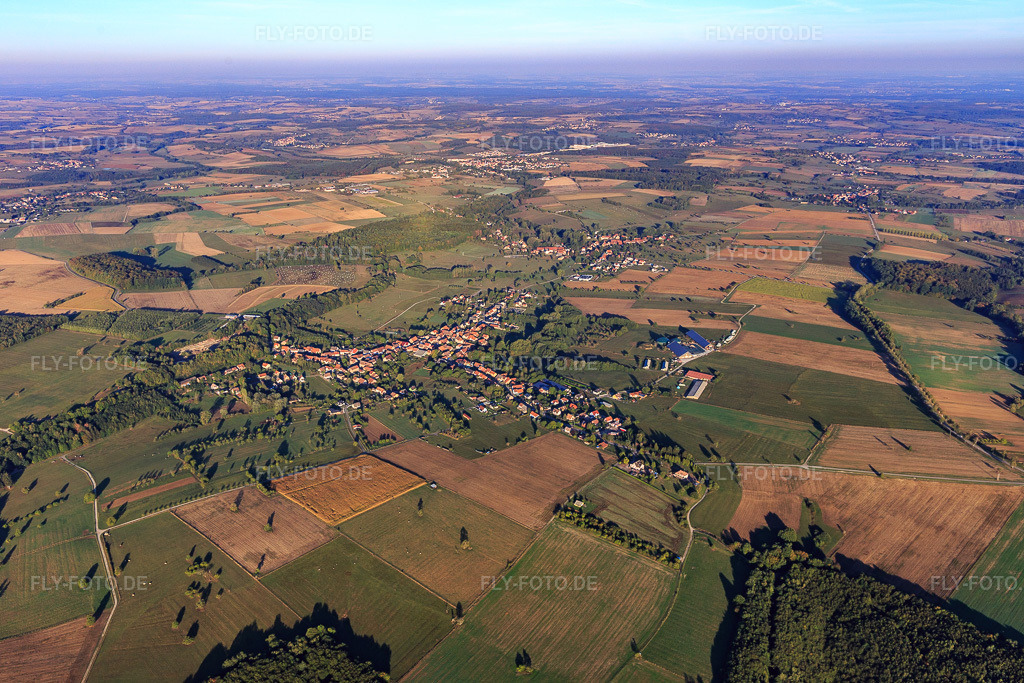 Luftbild: Ortsansicht von Südosten in Lohr im Bundesland Bas-Rhin in Frankreich. – Foto: IMG_111692.jpg vom 16.09.2018 durch Werner Riehm/FLY-FOTO.de – Auflösung des Originals: 5361 x 3574 px