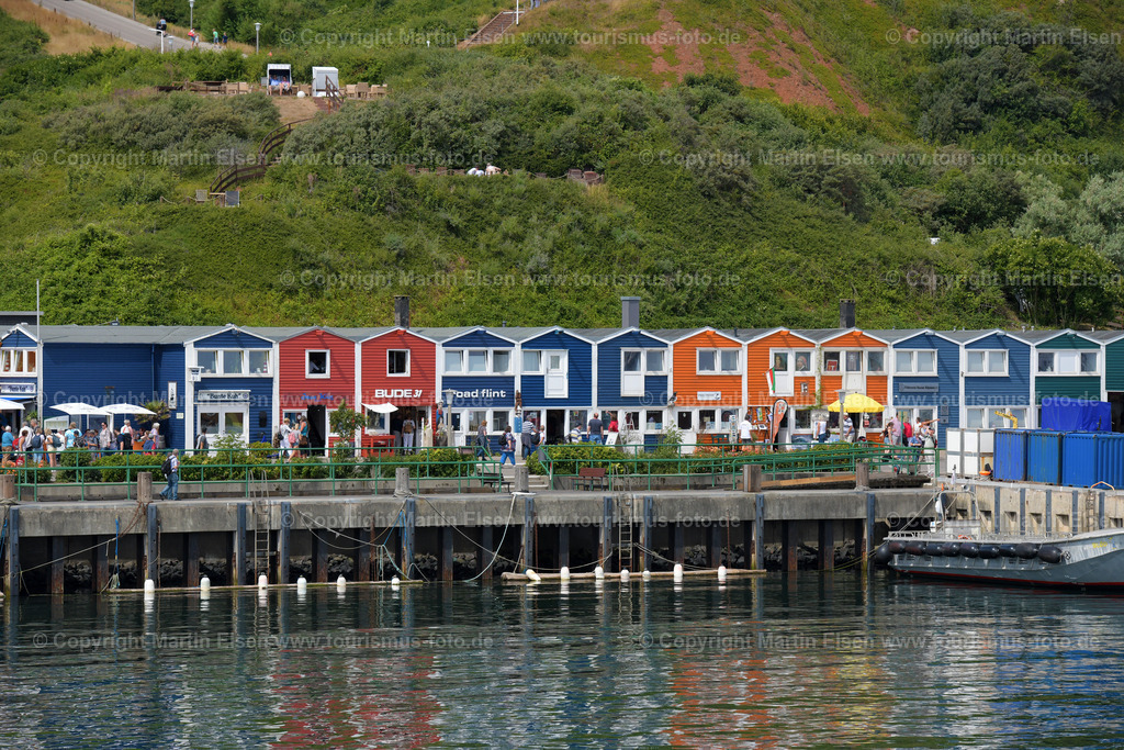 Helgoland Binnenhafen Hummerbuden_ELS_6996030818 | Helgoland - Aufnahmedatum: 31.07.2018, Aufnahmehöhe:  m, Koordinaten:  - , Bildgröße: 8256 x  5504 Pixel - Copyright 2018 by Martin Elsen, Kontakt: Tel.: +49 157 74581206, E-Mail: info@schoenes-foto.deSchlagwörter:Schleswig-Holstein,Landkreis Pinneberg,Düne,Hochseeinsel,Börteboote,Meer,Küste,Halunder,Oberland,Unterland,Strand,Seehunde,Robben,Lange Anna,Felsen,Roter Felsen,Luftbild,Luftbilder,Bastölpel - Realisiert mit Pictrs.com