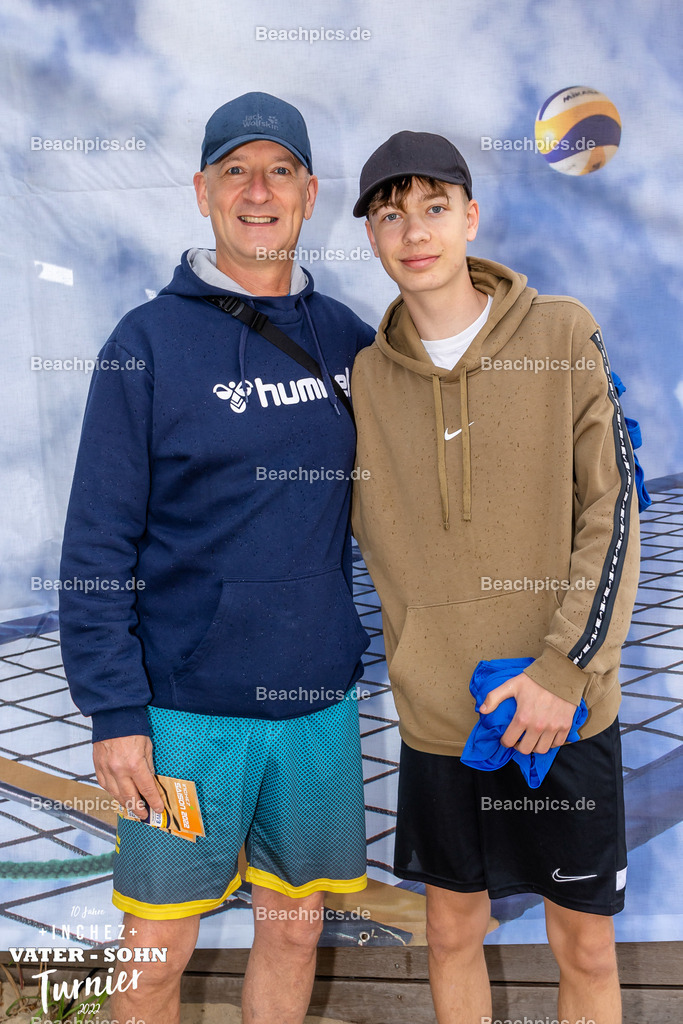 2022-00063121-Vater-Sohn-Turnier-Teamfotos-2 | 26.05.2022; Berlin Foto: Gerold Rebsch - www.beachpics.de