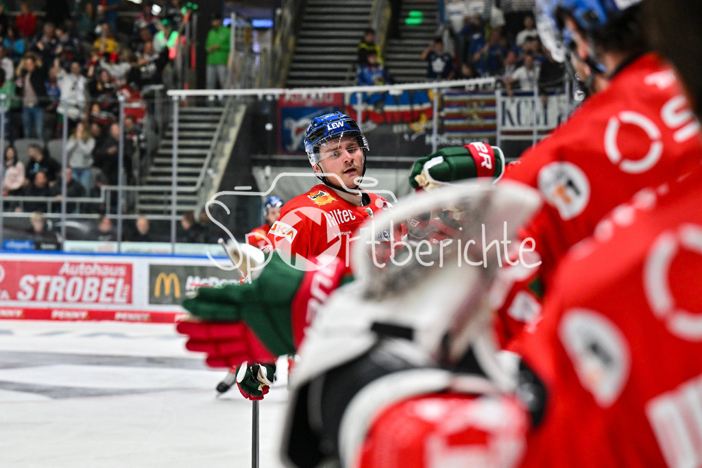 Augsburger Panther - Adler Mannheim | Jubel der Panther nach dem Treffer zum 3-3 durch Alexander BLANK (Augsburger Panther 26) / Tor / Torschuetze / Freude / Happy / DEL: Augsburger Panther - Adler Mannheim; Curt Frenzel Stadion am 14.09.2025