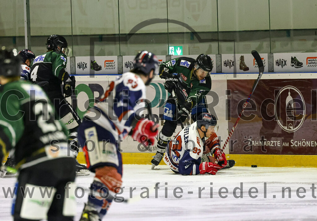 2023-03-03_022_TSV_Erding_gegen_ESC_Kempten | Erding, Deutschland, 03.03.2023:
Eishockey, Bayernliga Playoffs 2022 / 2023, Viertelfinale, TSV Erding gegen ESC Kempten, Endergebnis: 9:3

Elias Maier (Erding Gladiators, #15), Maximilian Schäffler (ESC Kempten, #92)

Foto: Christian Riedel / fotografie-riedel.net