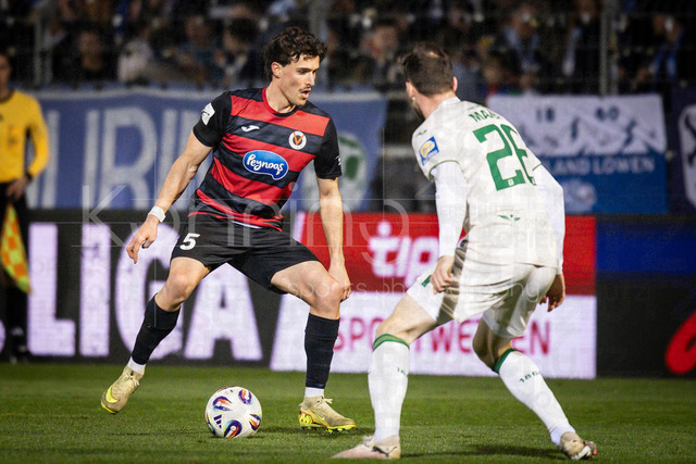 3. Liga: FC Viktoria Köln - TSV 1860 München, 06.03.2026 | Leonhard Münst (Viktoria Köln, 5), Philipp Maier (TSV 1860 München, 26) ; Köln, 06.03.2026 - 28. Spieltag der 3. Fußball-Liga: FC Viktoria Köln - TSV 1860 München im Sportpark Höhenberg in Köln.Die DFL-Bestimmungen verbieten die Verwendung von Fotografien als Bildsequenzen und / oder Quasi-Videos.