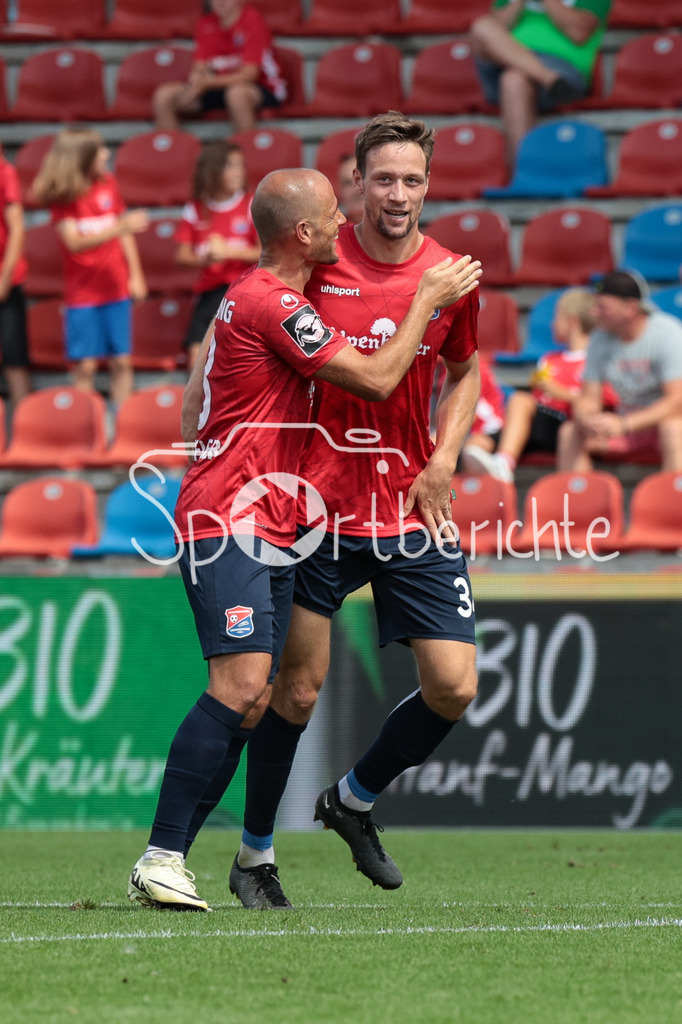 SpVgg Unterhaching - FC Ingolstadt | Jubel der Hachinger nach dem Treffer zum 1-0 durch Tim KNIPPING (UHG #34) / Tor / Freude / Torschuezte / Manuel STIEFLER (UHG #8)