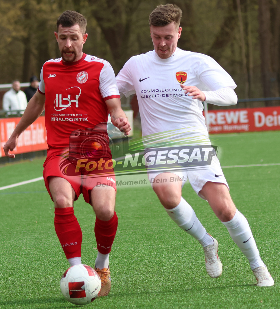 FC RW Kirchlengern - Post TSV Detmold | Auf dem Bild zu sehen: Rot FC RW Kirchlengern: Artem Panasenkov ; Weiß Post TSV Detmold: Thomas Stirz FC RW Kirchlengern, Post TSV Detmold, Saison 25/26, Landesliga, Deutschland - Realisiert mit Pictrs.com
