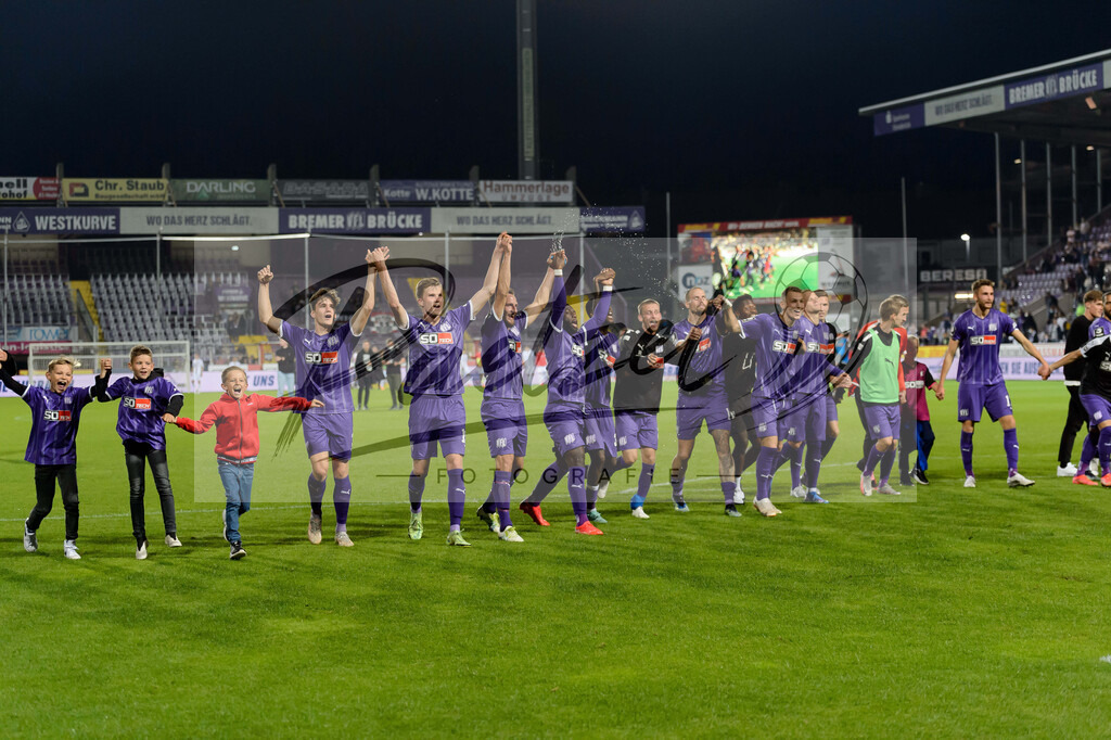 OSNVKO20210906_66 | Fussball, Herren: . Spieler vom VfL Osnabrueck Schlussjubel, jubeln nach dem 3:0 Sieg beim Spiel der 3. Liga zwischen VfL Osnabrueck und FC Viktoria Koeln im Stadion an der Bremer Bruecke am 06.09.2021 in Osnabrueck, Deutschland.DFB / DFL REGULATIONS PROHIBIT ANY USE OF PHOTOGRAPHS AS IMAGE SEQUENCES AND/OR QUASI-VIDEO. - Realisiert mit Pictrs.com
