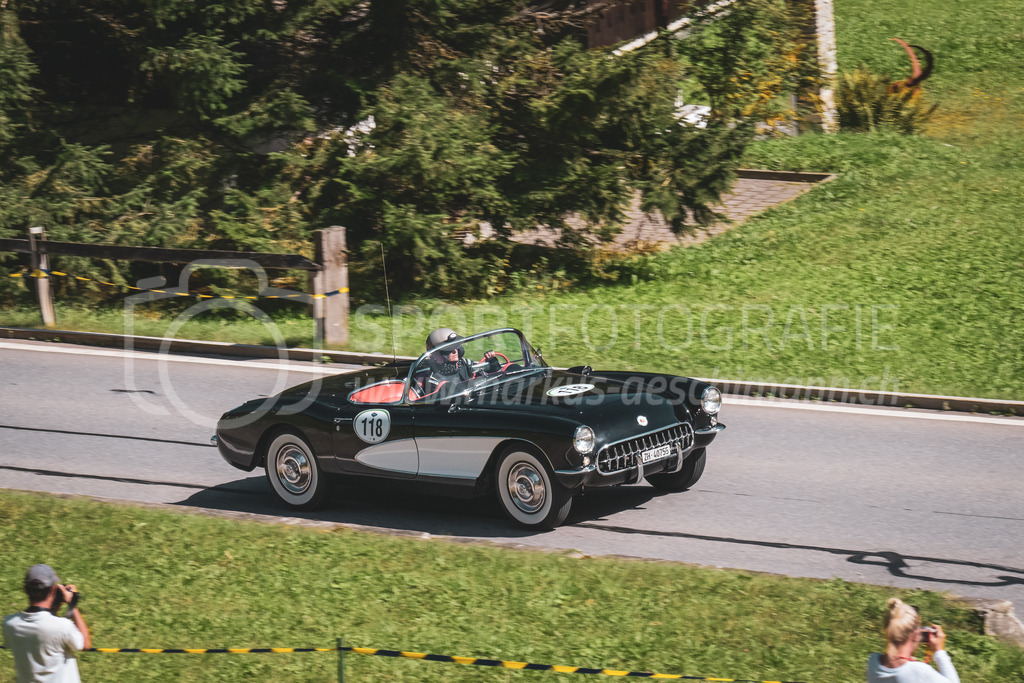 21. Arosa ClassicCar 2025 - 6. =September= 2025 | Nicole Schmid aus Herrliberg (SUI) in einem Chevrolet Corvette C1 aus dem Jahre 1957 mit Startnummer 118 am Arosa ClassicCar 2025 in der Kategorie Alpine Performance.y.@arosaclassiccar, @arosa.official, #arosaclassiccar, #arosa, #76curves, #classiccarBild: Sportfotografie Markus Aeschimann | www.markus-aeschimann.ch - Realisiert mit Pictrs.com