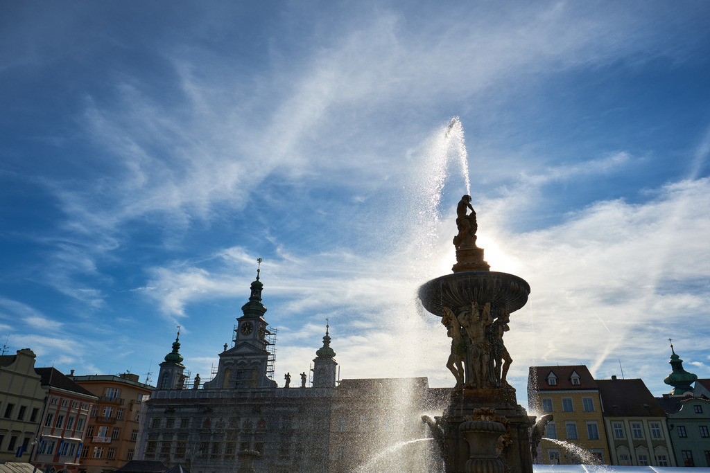 Hauptplatz mit Samsonbrunnen | Budweis, Tschechoslowakei - June 16, 2022: Hauptplatz mit Samsonbrunnen und blauem Himmel. - Realisiert mit Pictrs.com