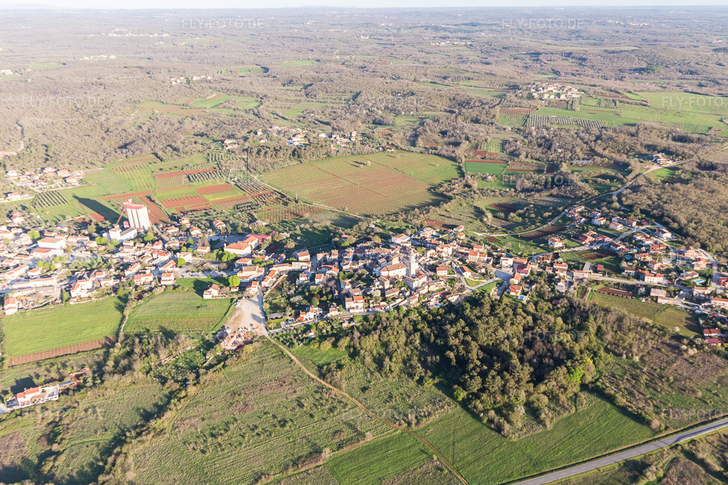 Luftbild: Ortsansicht in Visignano im Bundesland Gespanschaft Istrien in Kroatien. Foto: IMG_106126.jpg vom 13.04.2018 durch Werner Riehm/FLY-FOTO.de