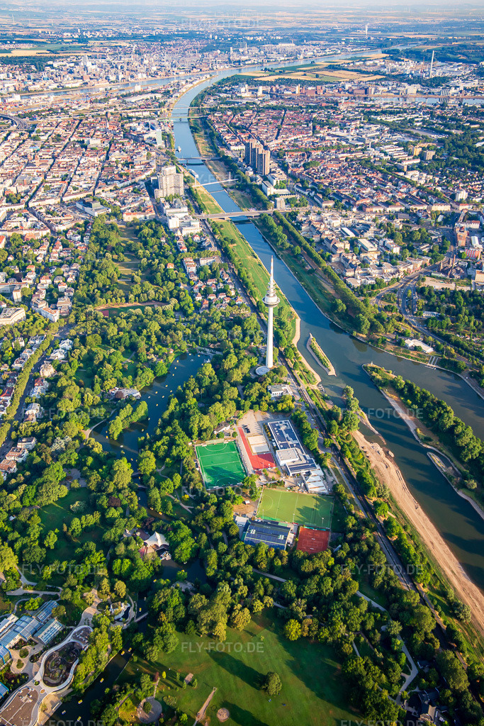 Luftbild: Luisenpark Mannheim mit Fernmeldeturm Mannheim am Neckar, Teil der Bundesgartenschau 2023 BUGA23  https://www.buga23.de/ im Ortsteil Oststadt in Mannheim im Bundesland Baden-Württemberg in Deutschland.Foto: IMG_136895.jpg vom 24.06.2023 durch Werner Riehm/FLY-FOTO.deAuflösung des Originals: 3648 x 5472 pxWWW.LUISENPARK.DE