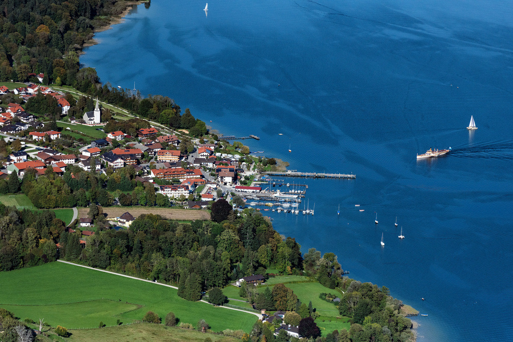 dr__0093776.jpg | GSTADT AM CHIEMSEE 01.10.2021 Dorfkern an den See- Uferbereichen des Chiemsee unterwandertem sieht man den Ankeger der Chiemsee Schifffahrt in Gstadt am Chiemsee im Bundesland Bayern, Deutschland. // Village on the lake bank areas of Chiemsee in Gstadt am Chiemsee in the state Bavaria, Germany. Foto: Daniel Reiter