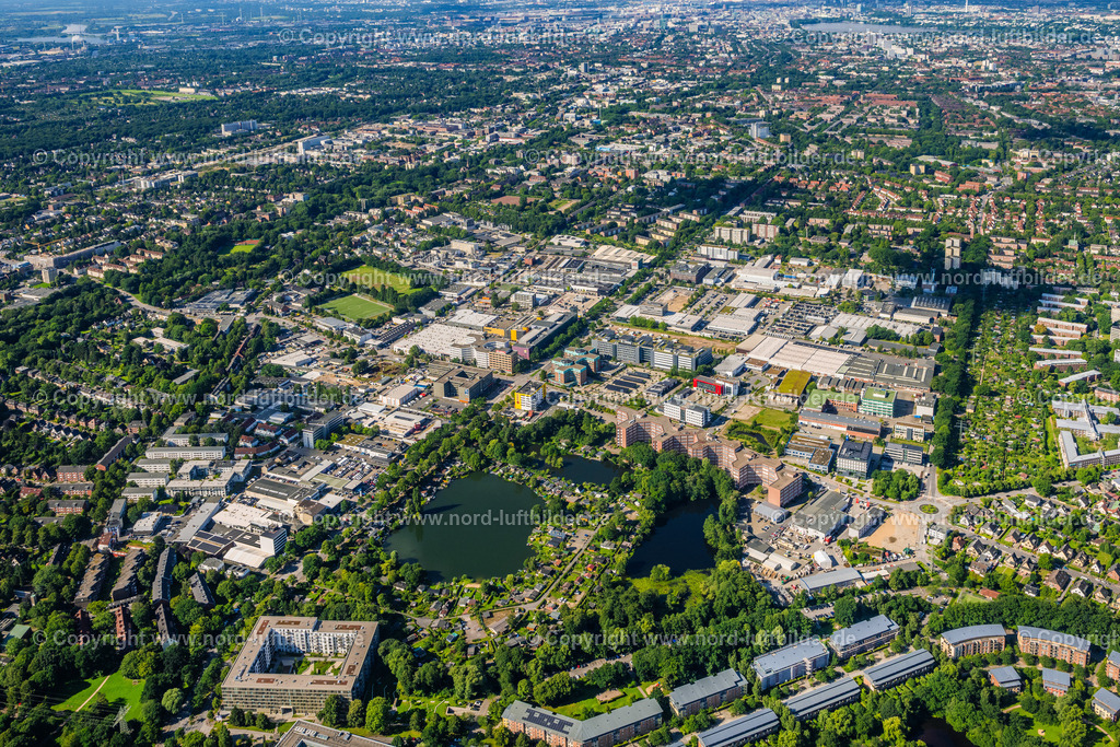 Hamburg_Wandsbek_Friedrichebertdamm_Gewerbegebiet_ELS_1307050823 | HAMBURG 04.08.2023 Industrie- und Gewerbegebiet am Friedrich-Ebert-Damm im Ortsteil Wandsbek an der Straße an der Straße an der Straße Friedrich Erbert Damm in Hamburg, Deutschland. // Industrial and commercial area on Friedrich-Ebert-Donm in the district Wandsbek on street on street on street Friedrich Erbert Damm in Hamburg, Germany. Foto: Martin Elsen