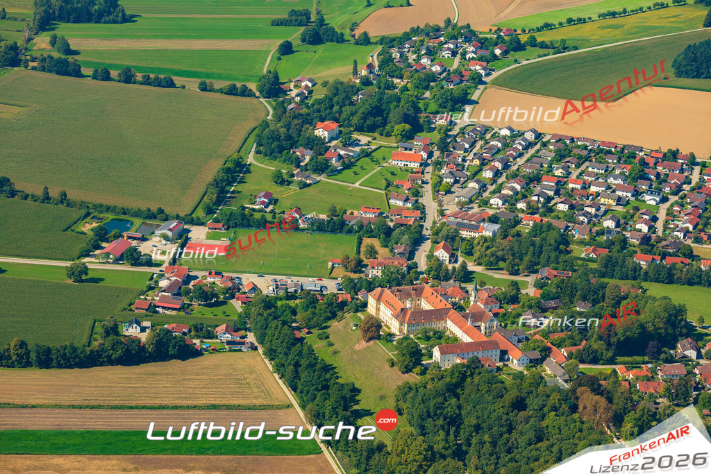 Luftaufnahme der Stadt Zangberg - Die Luftaufnahme wurde 2025 vom UL-Flugzeug heraus erstellt ( keine Drohne ) - Hochauflösende Luftaufnahme - für professionelle Ausdrucke geeignet. Die Geschenkidee !Mit Lizenz und Bildrechte bestellbar