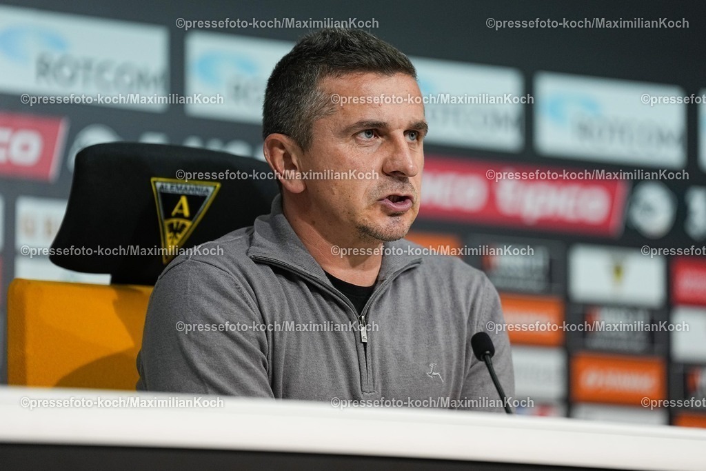 xYDRx17012601136 | 17.01.2026, xydrx, Fußball, 3.Liga, TSV Alemannia Aachen - VfL Osnabrück, Saison 2025 2026, Tivoli: Mersad Selimbegovic (Cheftrainer TSV Alemannia Aachen)       DFB regulations prohibit any use of photographs as image sequences and or quasi-video. Photo: xYannisxDreimannxPressefotoKochx