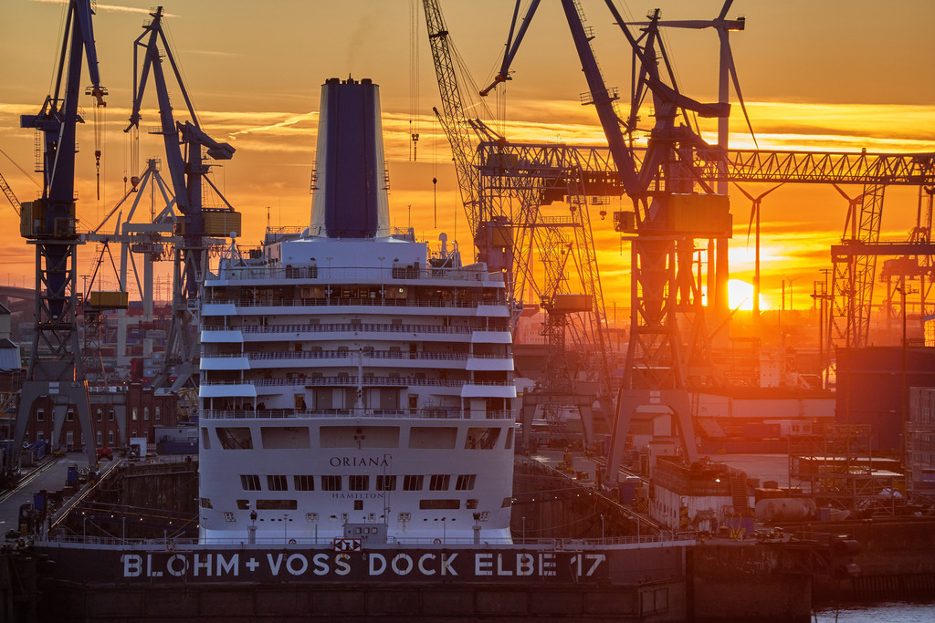 sonnenuntergang hinter dem dock elbe 17 mit kreuzfahrtschiff oriana bild auf leinwand acrylglas | Kaufen Sie Hamburg Bilder und Hamburg Fotos auf Leinwand, Acrylglas, Alu-Dibond, oder als Poster in Hamburgs großer Onlinegalerie. Elbphilharmonie Bilder, Hamburger Hafen, Speicherstadt, Alster und viel mehr.