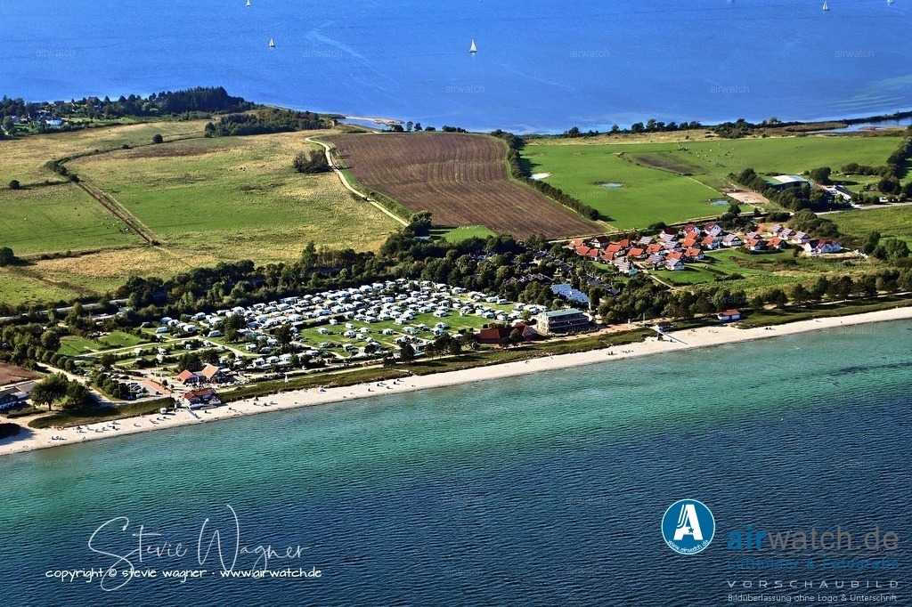 Luftbild Ostseecamp Glücksburg-Holnis ist der nördlichste Campingplatz Deutschlands | Das Ostseecamp Glücksburg-Holnis ist der nördlichste Campingplatz Deutschlands und liegt direkt an einem der schönsten Sandstrände der Ostsee auf der Halbinsel Holnis in Schleswig-Holstein. Der Platz bietet idyllische Stellplätze direkt am Meer und eignet sich besonders für einen erholsamen Camping-Urlaub in unmittelbarer Strandnähe. Das Dünenhaus lädt zum Entspannen ein und ist Teil des Angebots für Gäste, darunter auch Dauercamper.