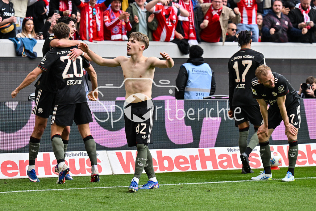 SC Freiburg - FC Bayern München | FREIBURG, GERMANY - 04. APRIL: Jubel der Bayern nach dem Treffer zum 2-3 durch Lennart KARL (FC Bayern Munich 42) / Tor / Torschuetze / Freude / Happy / während dem Bundesligamatch zwischen dem SC Freiburg und dem FC Bayern München am 28. Spieltag im Europa-Park Stadion / DFL REGULATIONS PROHIBIT ANY USE OF PHOTOGRAPHS AS IMAGE SEQUENCES AND/OR QUASI-VIDEO