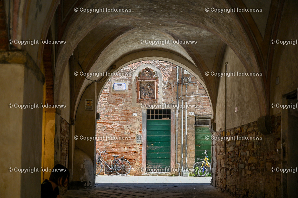 Italien_ Toscana_ Lucca_ 29.05.2024-67 | 29.05.2024, Italien, ITA, Toskana, Lucca im Bild Stadtansichten, Gebäude, Architektur, Touristen, Historisch, Souvenier, 


Lucca ist die Hauptstadt der Provinz Lucca in der Toskana. Sie liegt im Tal des Flusses Serchio etwa 20 km nordöstlich von Pisa und 20 km östlich der toskanischen Küste
Quelle: Wikipedia
