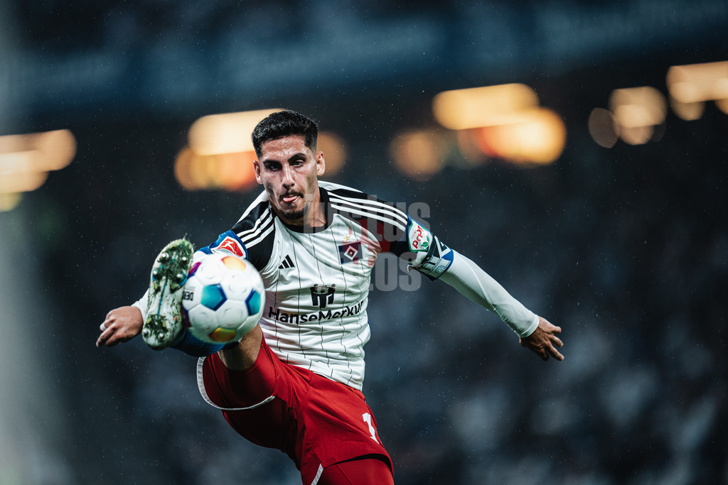 Fußball | Männer | Saison 2023/2024 | 2. Fußball-Bundesliga | Hamburger SV vs. Fortuna Düsseldorf | 29.09.2023 | Ludovit Reis (#14, HSV) nimmt den Ball an